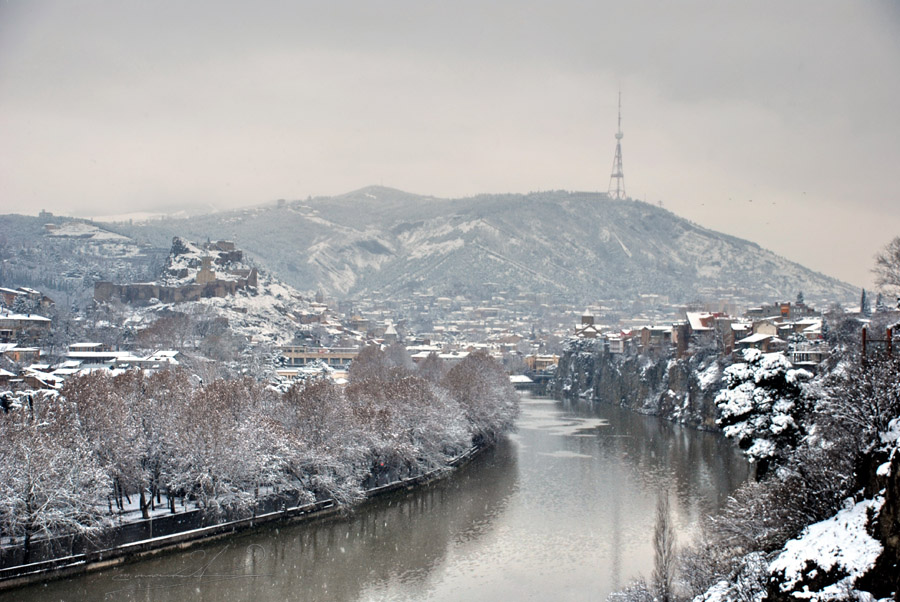 Зима в грузии температура. Грузия кутаиси зима. Грузия тбилиси зима. Зима в тбилиси. Кахетия грузия зимой.